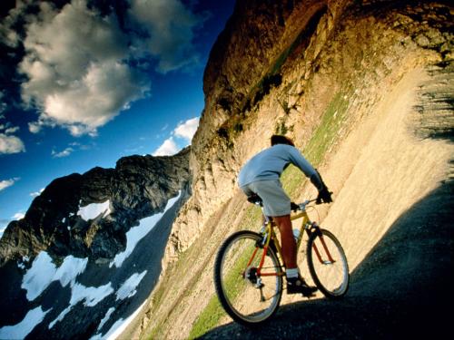 Cyklista na horách
